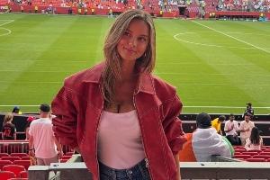 最美风景线!胡梅尔斯女友现场观战德国比赛,颜值高、身材傲人