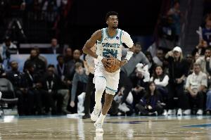 这什么效率?米勒17中4低效拿到16分5板3助2断 上半场9中1仅2分